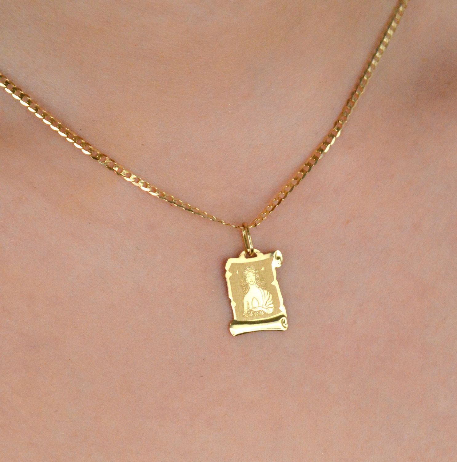 Zawieszka znak zodiaku Panna w kształcie zwoju papirusu. Całość została wykonana ze złota 585,.jpg